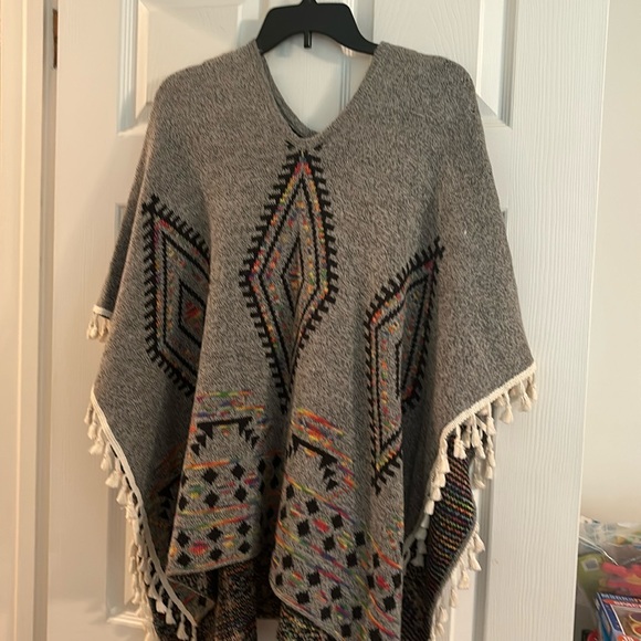 Beautiful Aztec design poncho with tassel trim - Picture 1 of 4